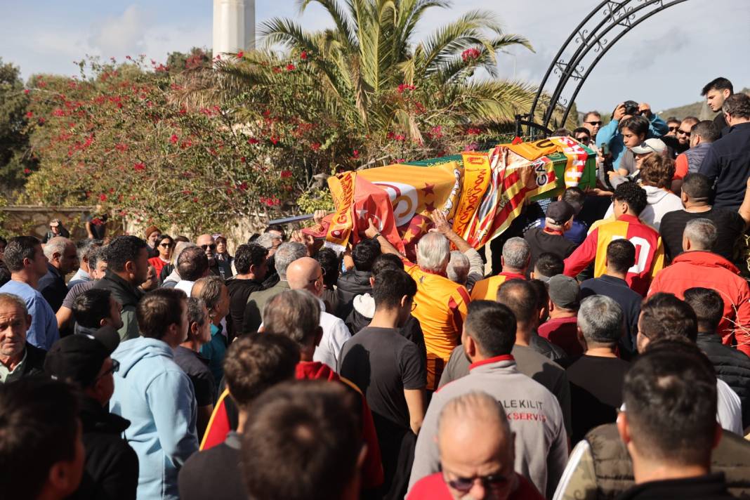 Galatasaraylı Yiğit Bodrum'da toprağa verildi. Son isteğini Galatasaraylı futbolcular yerine getirmedi. Volkan Demirel gitti 7